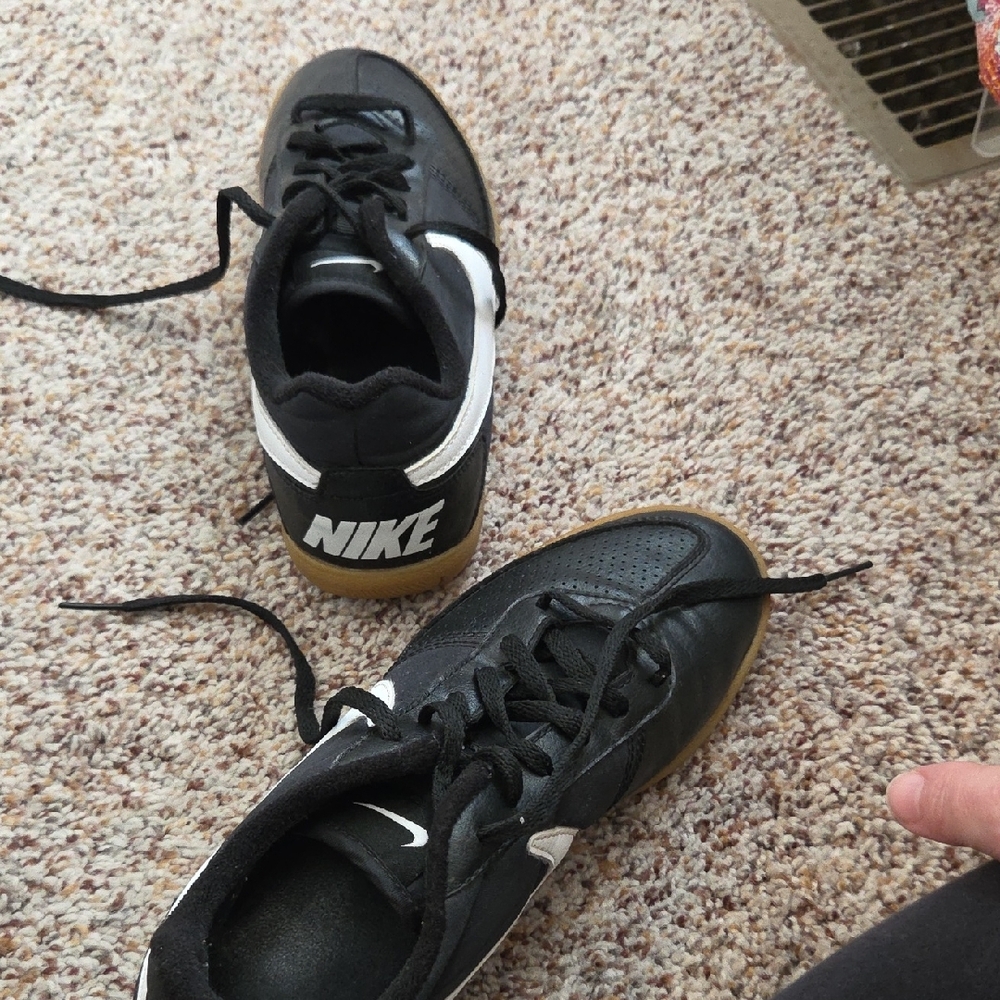 Nike Men's Black and White Indoor Soccer or Futsal Shoes with Tan Sole Size 6 - Picture 10 of 13